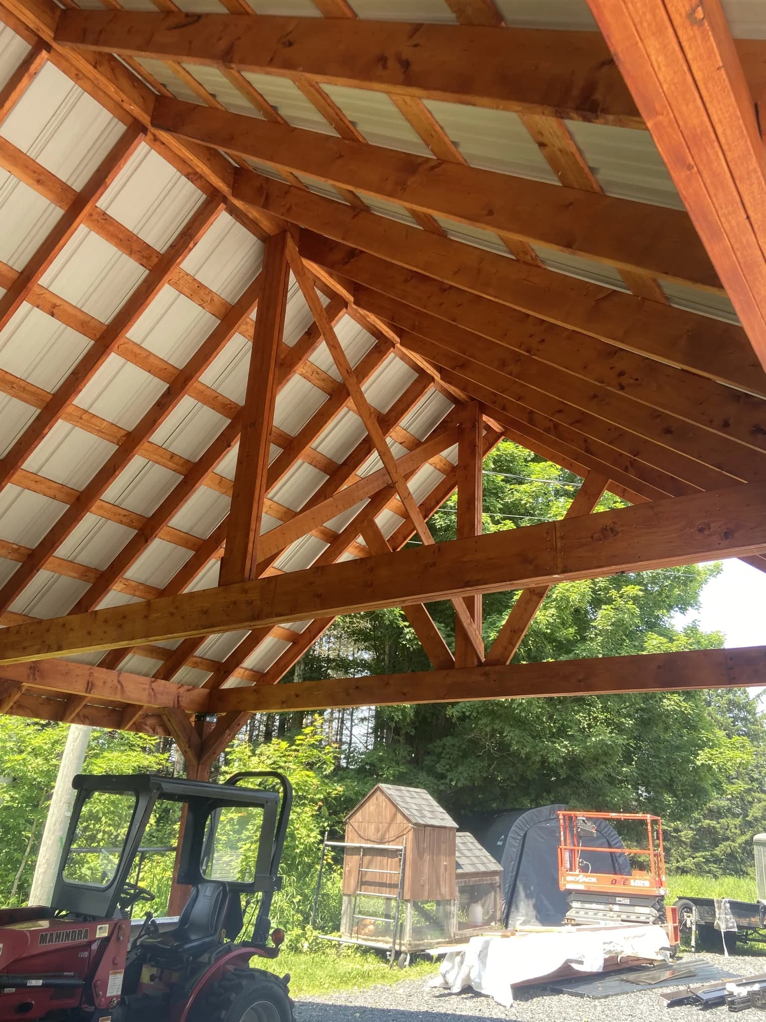 Détail des poutres et des assemblages de la charpente de bois sous la toiture d’un gazebo